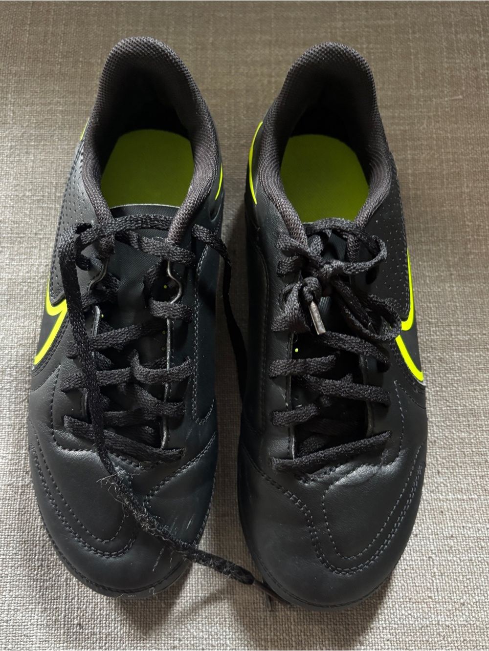 Nike Jr. Tiempo Legend 9 Club FG/MG Soccer Cleats, Size 4.5 Y